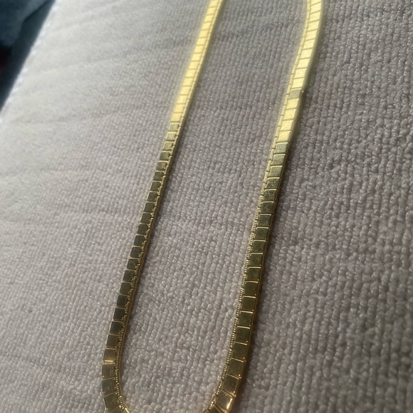 Elegant & Exquisite Gold Necklace - Picture 3 of 4